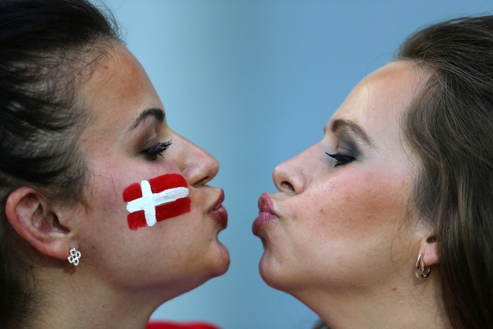 Hai fan nữ ĐT Đan Mạch điệu đà trên khán đài...